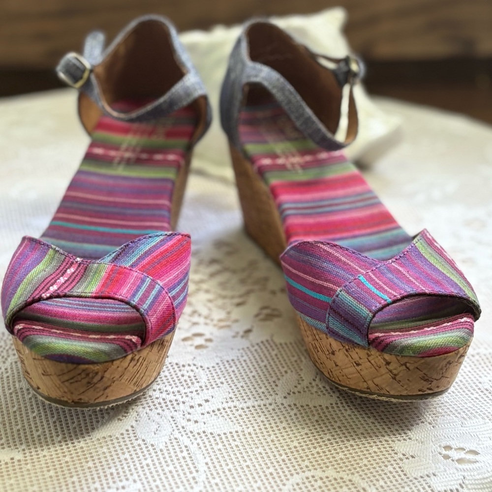 Toms Serape Stripe Wedge Sandal. Size 8.
